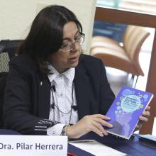 Doctora María del Pilar Herrera, presentando el libro "Doctora María del Pilar Herrera Guevara"