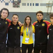 Estudiantes que compiten en la disciplina de tenis de mesa
