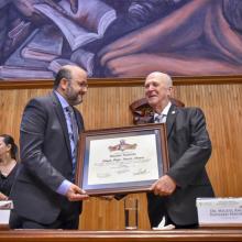 Entrega de reconocimiento Maestro Emérito de la UdeG al Doctor Miguel Ángel Navarro