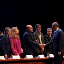 Autoridades universitarias entregando galardón a trabajador UdeG