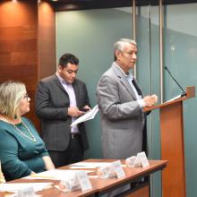 Lic. Felipe de Jesús Pineda Gutiérrez, titular de la Comisión de Asuntos Jurídicos SUTUdeG, durante su participación