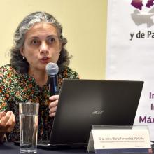 Doctora Anna Fernández, investigadora de la Universidad Autónoma Metropolitana (UAM), durante la conferencia magistral 