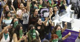 Mujeres en manifestación gritando consignas