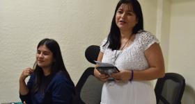 Licenciada Lourdes Gamboa, responsable de servicios informativos, durante la sesión