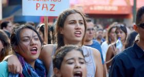 personas en marcha por la paz