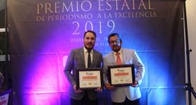 Maestro Julio Ríos y el estudiante Rubén Islas, de la licenciatura en Periodismo Digital con el Premio Estatal de Periodismo de Excelencia en Periodismo 2019
