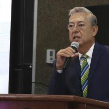 Doctor Rogelio Zambrano Guzmán, Secretario Académico CUCS haciendo uso de la voz