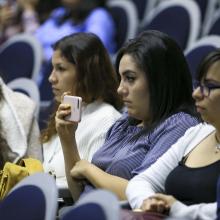 Participantes escuchando a los panelistas