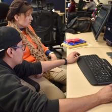 Personas estudiando frente a computadora