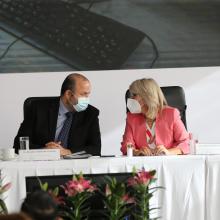Rector Ricardo Villanueva y rectora María Esther Avelar en presídium