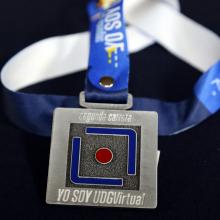 Medalla de la carrera con logo de UDGVirtual