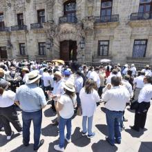 Funcionarios Universitarios fuera de Palacio de Gobierno 