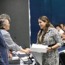 Estudiante recibiendo su reconocimiento