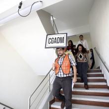 Trabajadores UDG, evacuando el edificio