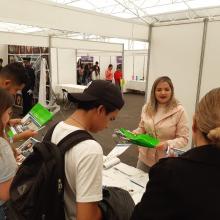 Brindando informes a jóvenes en el Stand de UDGVirtual