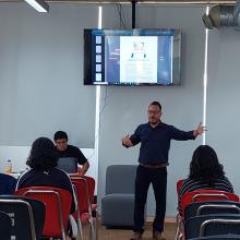 Mtro. Julio Ríos, impartiendo el Taller de Periodismo 