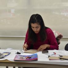 Participantes del taller elaborando su libro