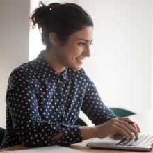 Mujer utilizando una laptop