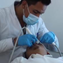 Dentista realizando diagnóstico odontológico