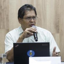 Fotografía del Doctor Rafael Morales frente a computadora portatil