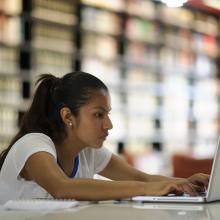 Estudiante con computadora 