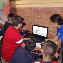 Niños frente a la computadora durante el taller