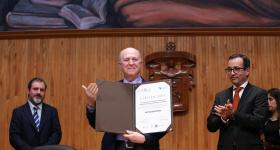 Rector General, doctor Miguel Ángel Navarro Navarro, recibiendo reconocimiento