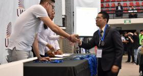 Gabriel Aranda, recibiendo la medalla de plata en el XIII Concurso Latinoamericano de Proyectos Estudiantiles en Ciencia y Tecnología Infomatrix,