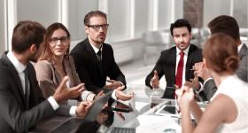 Personas dialogando en una mesa redonda