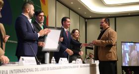 Doctor José Luis Mariscal Orozco, recibiendo el reconocimiento de manos del presídium